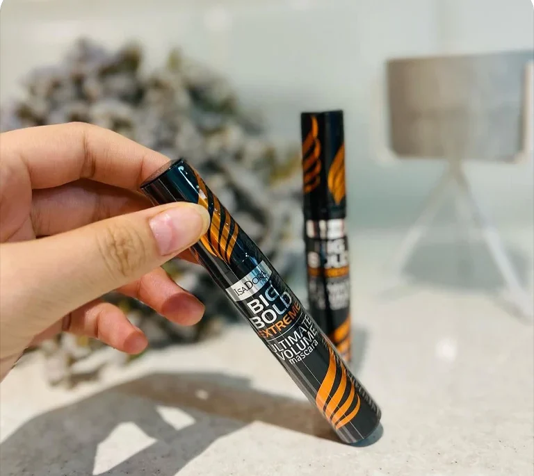 دست نارنجی e1760016856464 خرید ریمل نارنجی ایزادورا اصل Isadora Mascara Orange حجمدهنده و بلندکننده مژه با ماندگاری طولانی